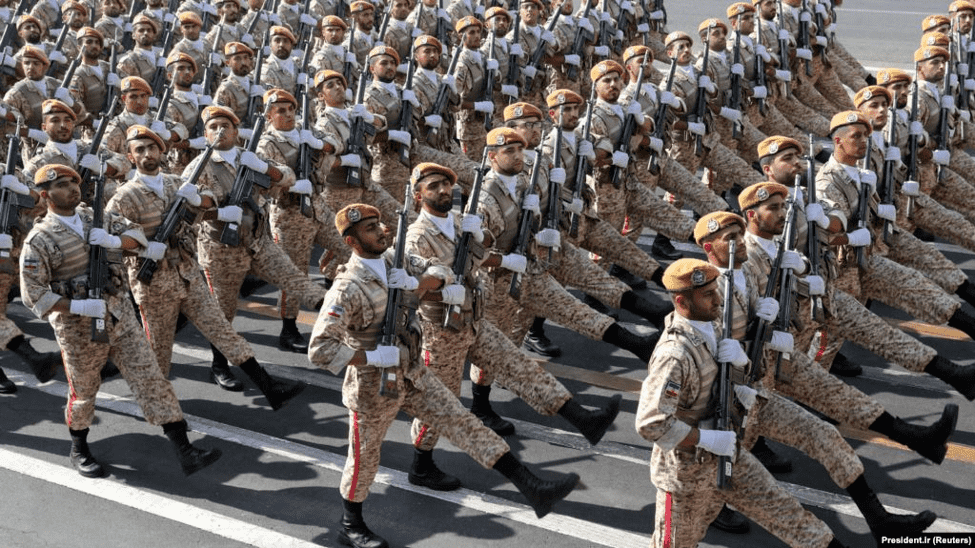 قائد بالجيش الإيراني: مسيرات صغيرة هاجمت أجواءنا