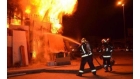 سيدة أردنية تنهار أثناء مشاهدة منزلها يحترق