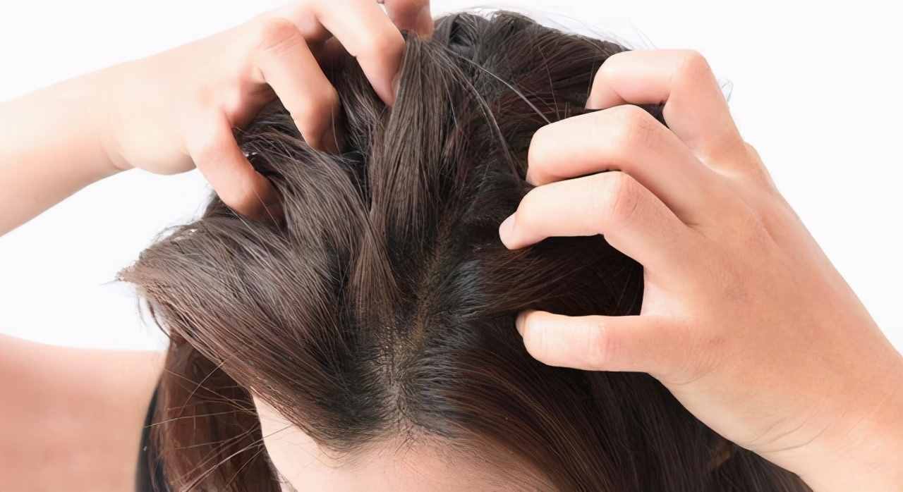 لمن يعانون من  التهاب بصيلات الشعر الاعراض والعلاج والمسببات