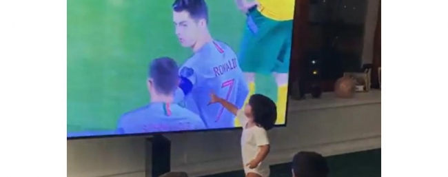 شاهد صديقة رونالدو تنشر فيديو لأطفاله.. يحتفلون بأهدافه