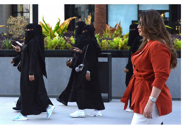 سعوديات يتحدين التقاليد والعادات بالتجول دون حجاب والعباءة السوداء