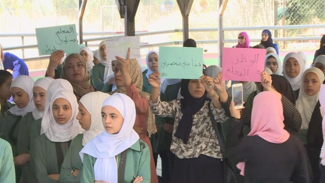 العتوم تطالب الحكومة بمقترحات عملية لحل أزمة المعلمين