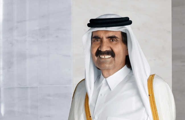 والد أمير قطر يمازح رياضيا: كم مرة سجنتك؟ (فيديو)