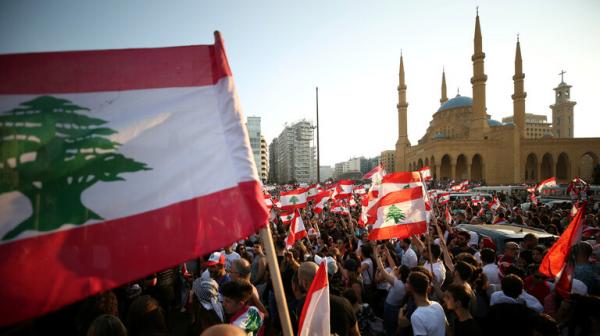 محتجون في لبنان يحرقون العلم الإسرائيلي (فيديو)