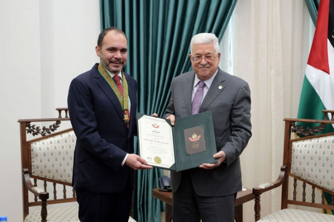 الرئيس  الفلسطيني يقلد الامير على وسام نجمة  القدس 