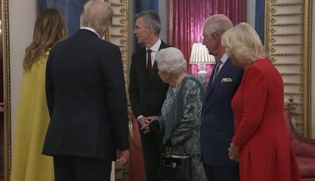 بالفيديو ... ردة فعل الملكة “إليزابيث” تجاه ابنتها بعد تجاهلها لـ”ترامب”