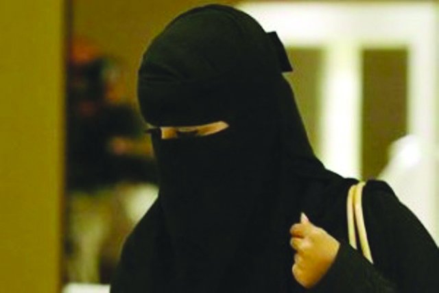 امرأة خنقت طالبة مسلمة بحجابها (فيديو)