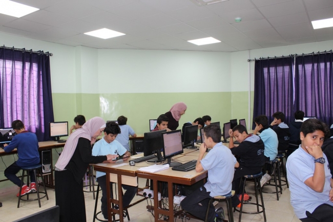 طلبة مدارس النظم وعلى اختلاف مراحلهم يؤدون امتحاناتهم إلكترونيًا