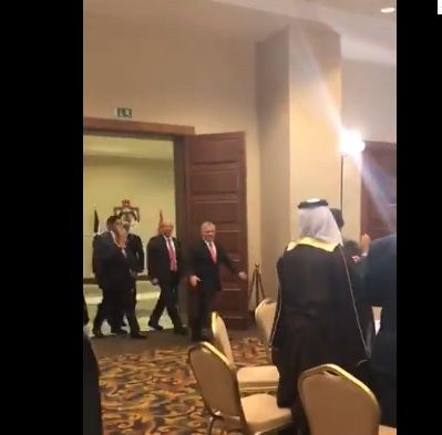بالفيديو ...الملك يفاجىء المشاركين بحضور جانباً من جلسات مؤتمر البلديات الأردنية