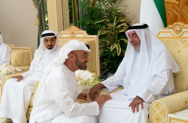 هكذا ظهر رئيس الإمارات إلى جوار أخيه محمد بن زايد (فيديو)