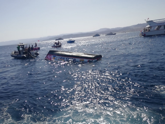 انقاذ 4 اشخاص اثر انقلاب قارب زجاجي في العقبة