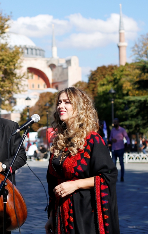 دلال ابو آمنة تغني مزيج من التراثين التركي والفلسطينييا زماني 