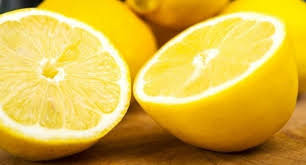 إليك النتائج الصحية الخطرة لعدم غسل الليمون قبل عصره