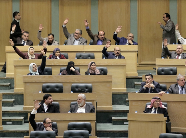 النواب يطالبون الأردنيين بتجنب التقبيل