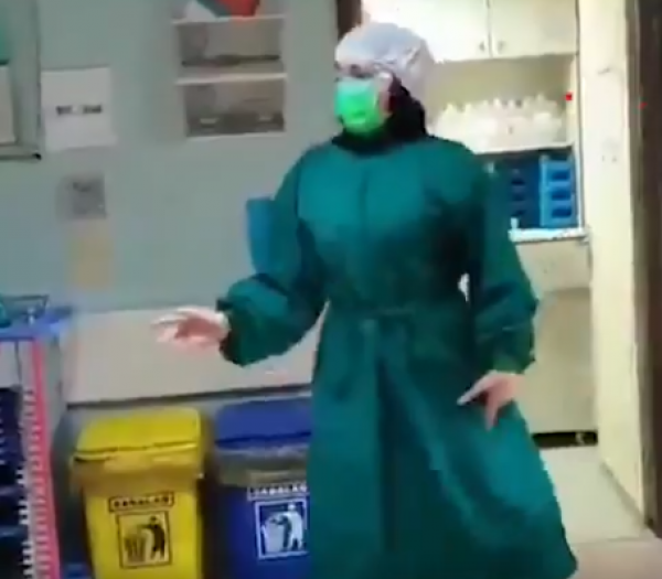 أطباء وممرضات يواجهون كورونا بالرقص