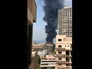 عاجل: اندلاع حريق ضخم في مرفأ بيروت