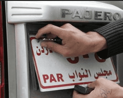 نائب أردني يقطع الإشارة حمراء – فيديو