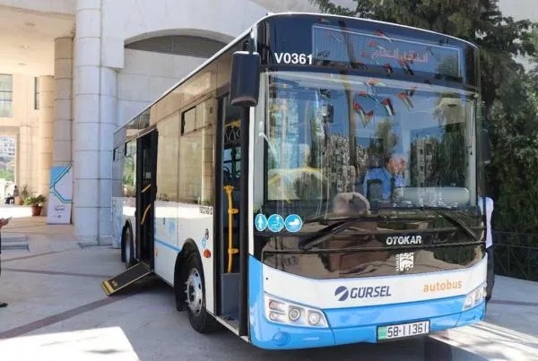 امانة عمان تطرح عطاء استثمار اللوحات والشاشات الاعلانية في حافلات باص عمان