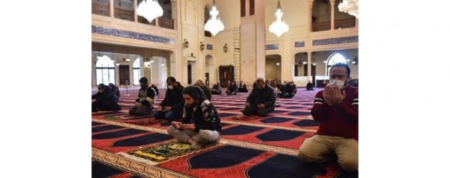الحكومة تؤكد انها ستعيد النظر في اغلاق المساجد وصالات المطاعم