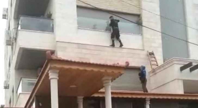 الامن ينقد مسنة في عمان علقت  على شرفة منزلها