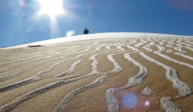 في حالة نادرة.. تساقط ثلوج بالصحراء الجزائرية