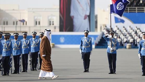 أمير قطر يكرم 3 ضباط أردنيين
