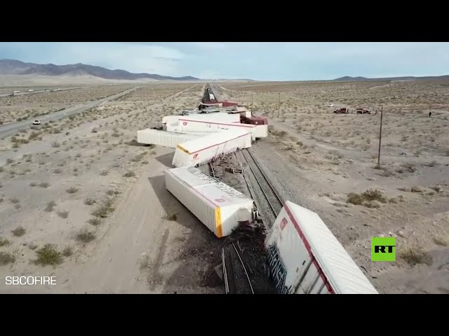 أكثر من 20 عربة قطار تخرج عن مسارها في صحراء كاليفورنيا الأمريكية