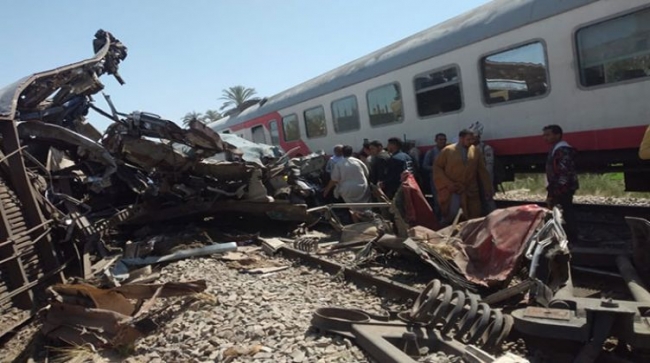 شاهد اول فيديو لحادثة تصادم قطارين بمصر اليوم    القطار فوق الناس والسيارات 