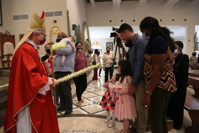 مسيحيو الأردن يحتفلون بأحد الشعانين في الكنائس بعد انقطاع دام قرابة شهرين