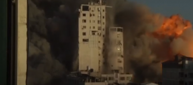 عاجل: شاهد بالفيديو.. انهيار برج الشروق في غزة بعد قصفه بـ ٤ صواريخ صهيونية ..