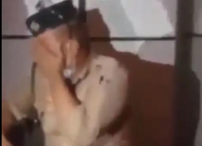 فقد اثنين من ذويه.. دموع شرطي تهز العراق  فيديو