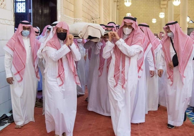 سمو أمير الرياض يؤدي صلاة الميت على الأميرة نوف بنت خالد  رحمها الله