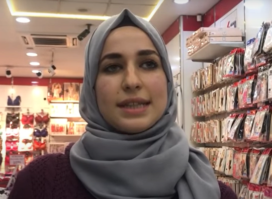 فتاة سوريّة تعثر على صندوق مجوهرات في تركيا