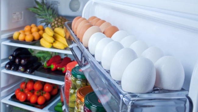 احذروا من وضع البيض في باب الثلاجة!