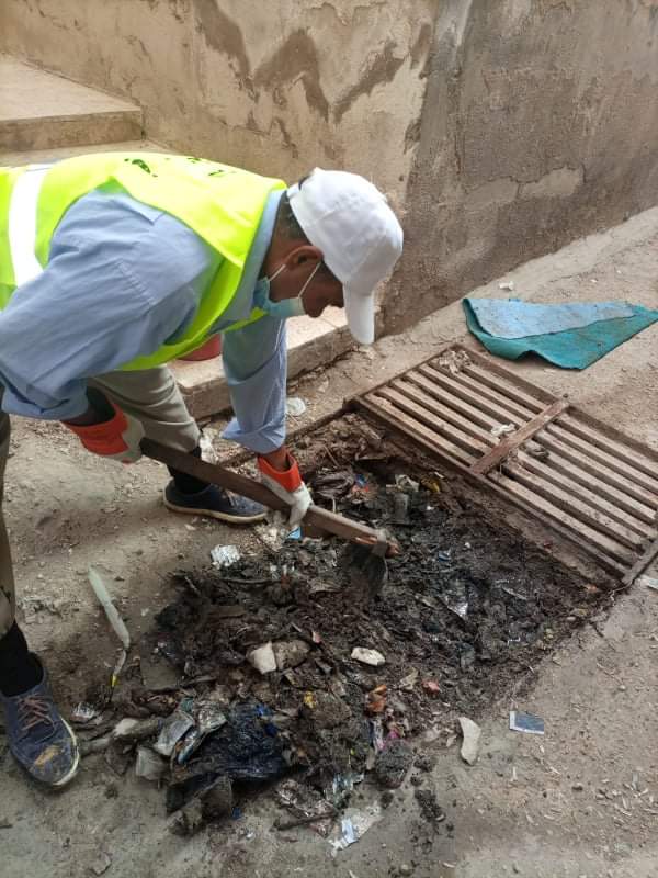 تنفذ كوادر بلدية الزرقاء حملة واسعة لتنظيف شبكات تصريف