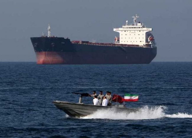 مقتل اثنين في هجوم على سفينة نفط إسرائيلية