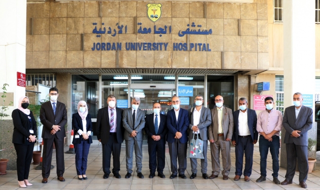 بحث التعاون بين مستشفى الجامعة الأردنية وجامعة البوليتكنك في فلسطين