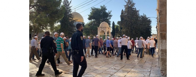 اعتقال فلسطينيين اثنين من باحات المسجد الأقصى ومئات المستوطنين يقتحمونه