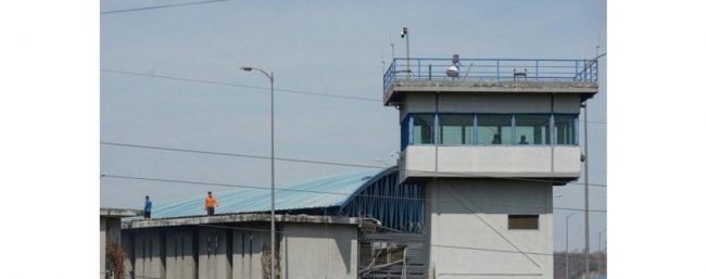 مجزرة.. مصرع 24 سجينا في معركة بالأسلحة النارية داخل سجن بالإكوادور