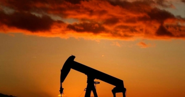 النفط يتراجع عن مكاسبه القوية