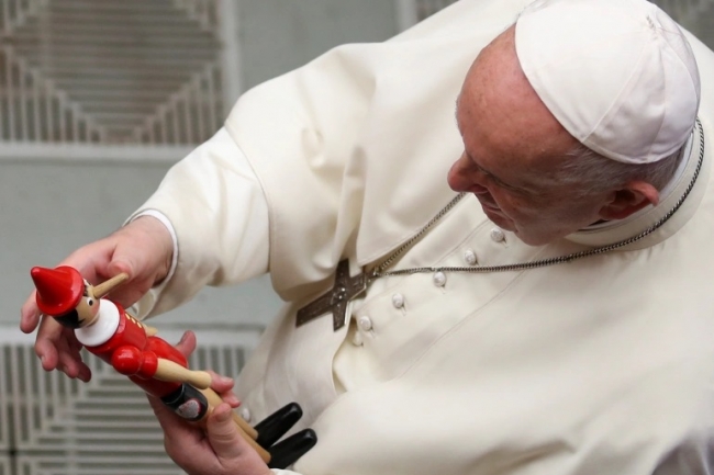 بابا الفاتيكان يشعر بـ العار بعد اعتداء كهنة جنسيا على 216 ألف طفل