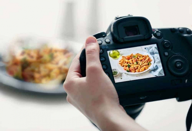 مشاركة صور الطعام على مواقع التواصل قد تسبب ضررا جسديا غير متوقع!