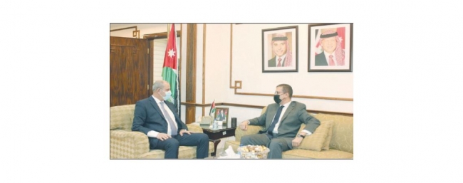 وزير «الصناعة» يبحث مع السفير المصري تعزيز التعاون الاقتصادي