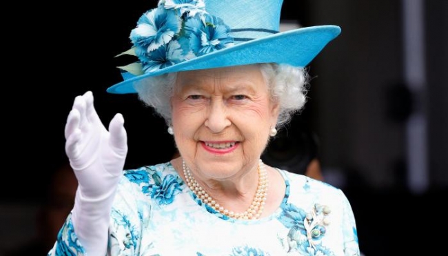 ملكة بريطانيا ترفض منحها لقب عجوز العام
