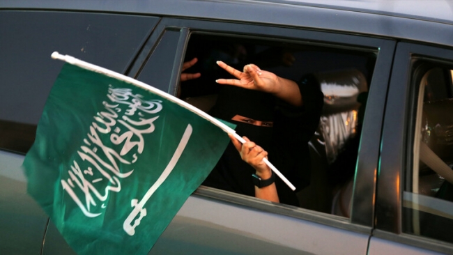 جامعة سعودية تصدر بيانا بشأن منع البنطال في حرمها