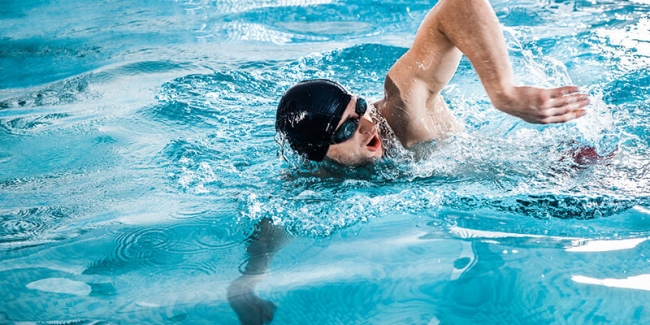 منتخب السباحة يضيف ميداليتين ذهبيتين بالبطولة العربية