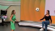 مذيعتان تستعرضان بكرة القدم داخل الاستوديو (فيديو)