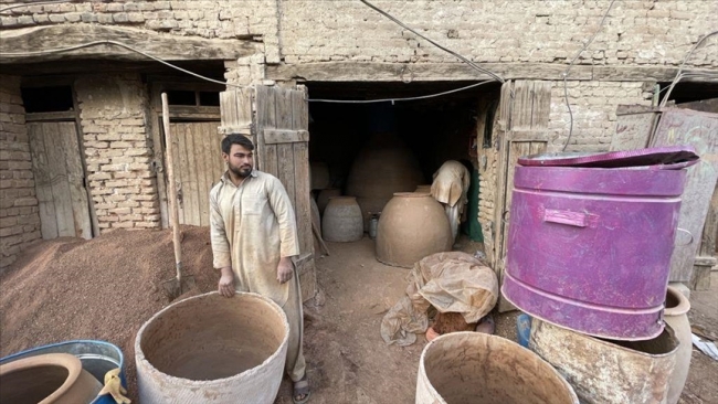 أفغاني يمتهن صناعة خبز المشروح التقليدي منذ 24 عاما