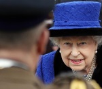 ملكة بريطانيا تملك هاتف سامسونغ وترد على اتصالات شخصين فقط
