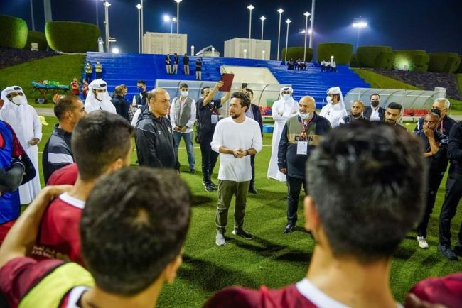 شاهد بالصور .. ولي العهد يزور المنتخب بقطر